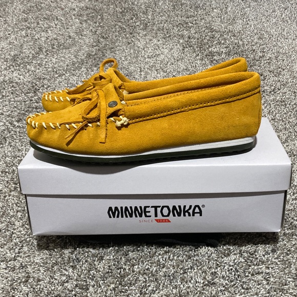 Minnetonka Women's Yellow Moccasins - Picture 9 of 12